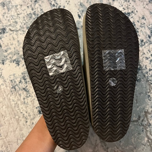 Universal Thread Clog - Picture 3 of 3